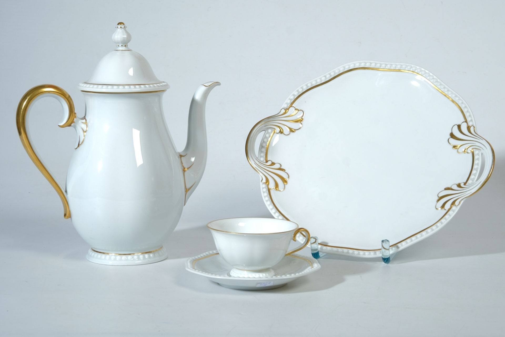 Rosenthal coffee service with pearl rim, 1920s. Gold applications; 6 small plates 15cm; credenza pl