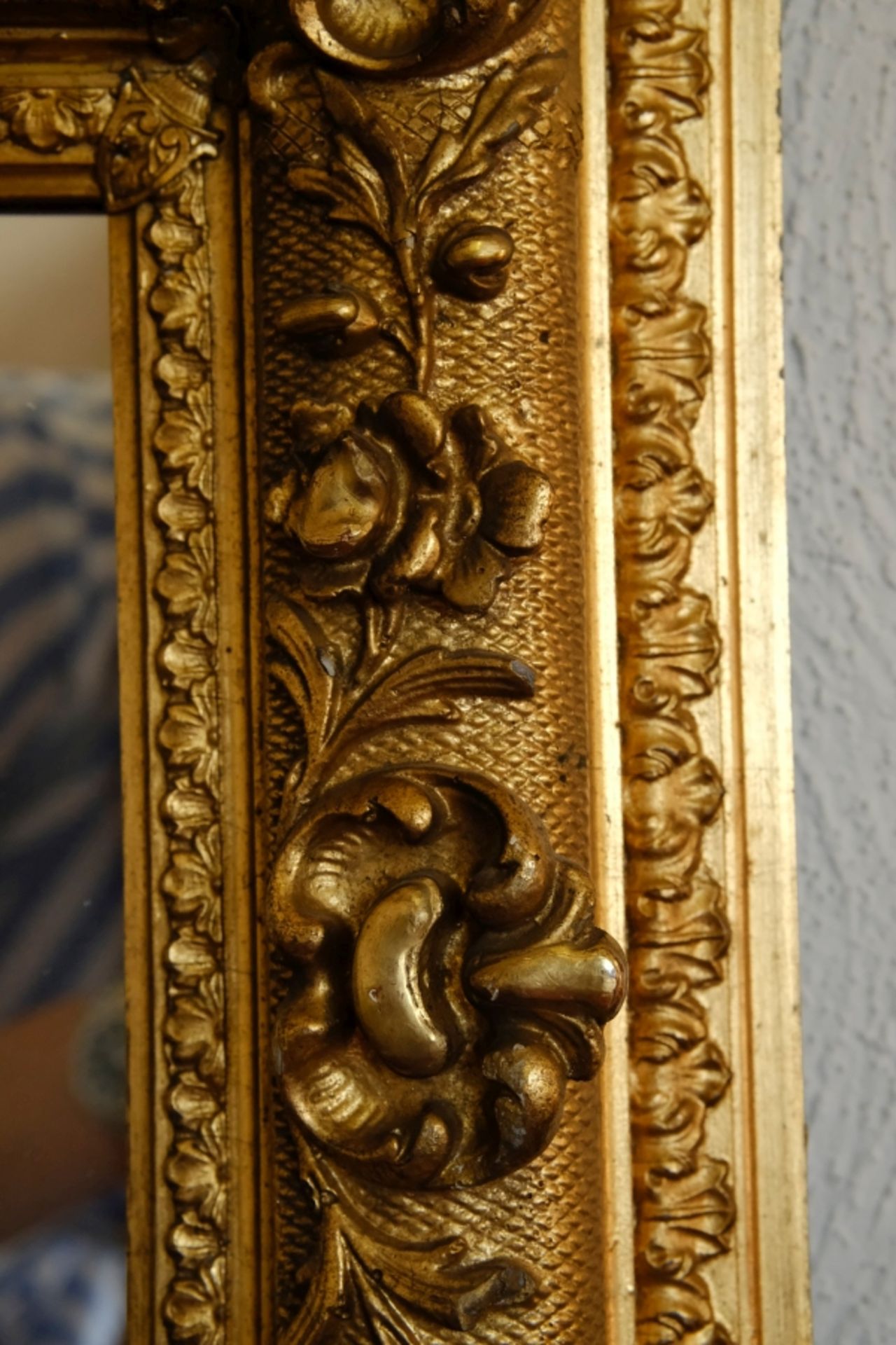Spiegel, reich verzierter Goldrahmen, Gips-Ornamente, echt ölvergoldet, Schweiz um 1900, 75x49cm. - Bild 3 aus 5