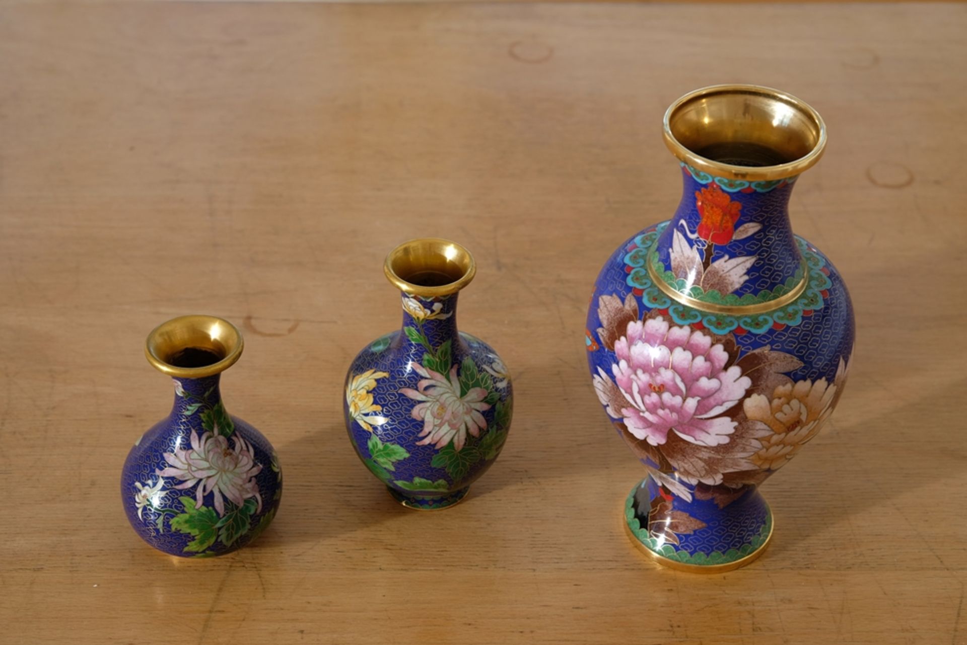 Japanische Cloisonné-Vasen, drei blaue Vasen aus Emaille. Mit floralen Motiven verziert. Inneres ve - Bild 2 aus 3