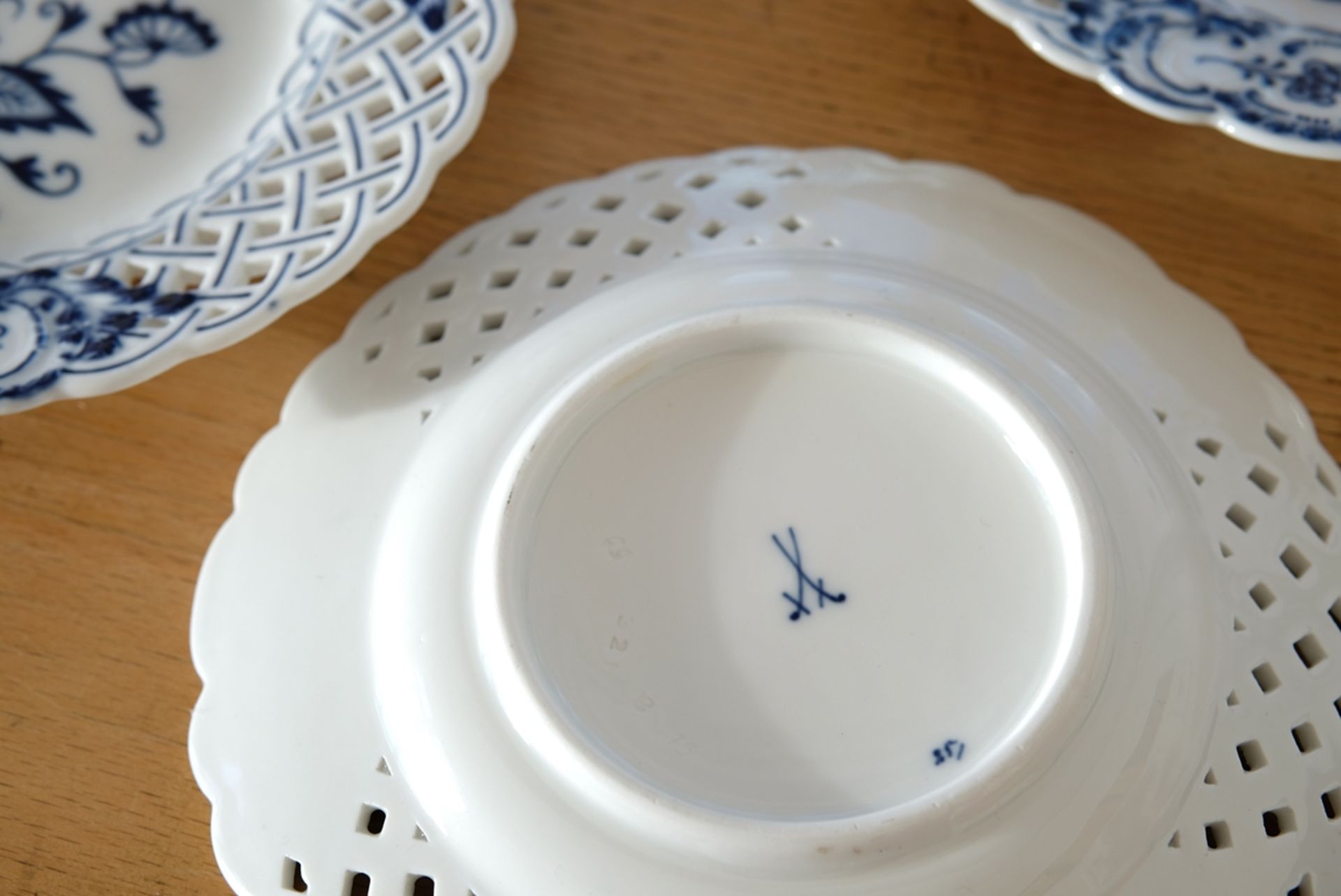 Three Meissen openwork plates, onion pattern in blue, pierced wavy rim, Meissen sword mark, mould n - Image 5 of 5