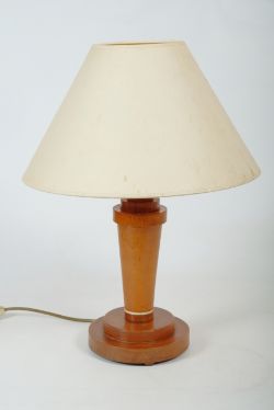 Tischlampe aus Bugholz, mit cremefarbenen Lampenschirm, um 1965.
