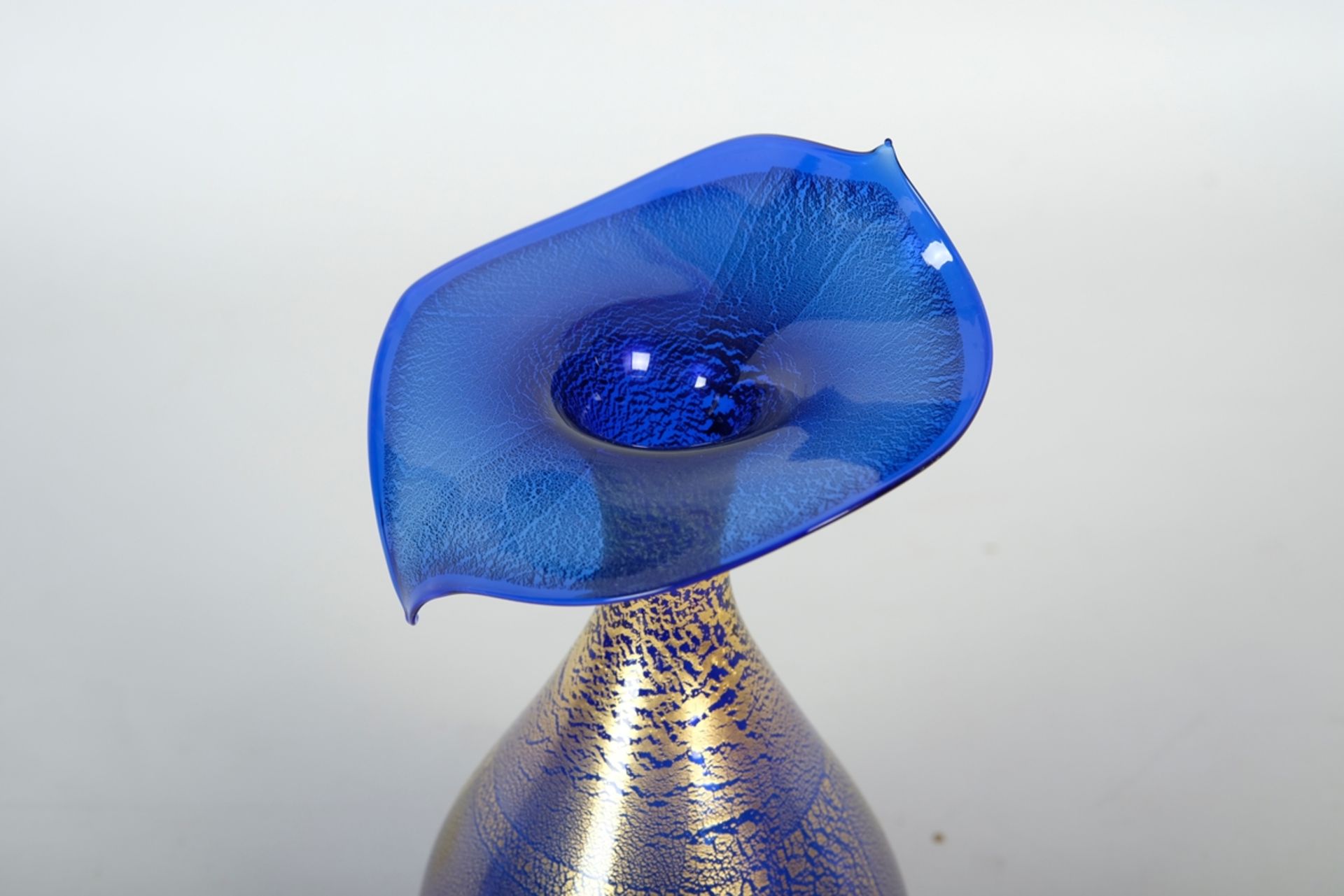 Künstlerglas Greiner-Perth: Blaue Vase mit Goldbrokat, 2001, signiert. - Bild 2 aus 3