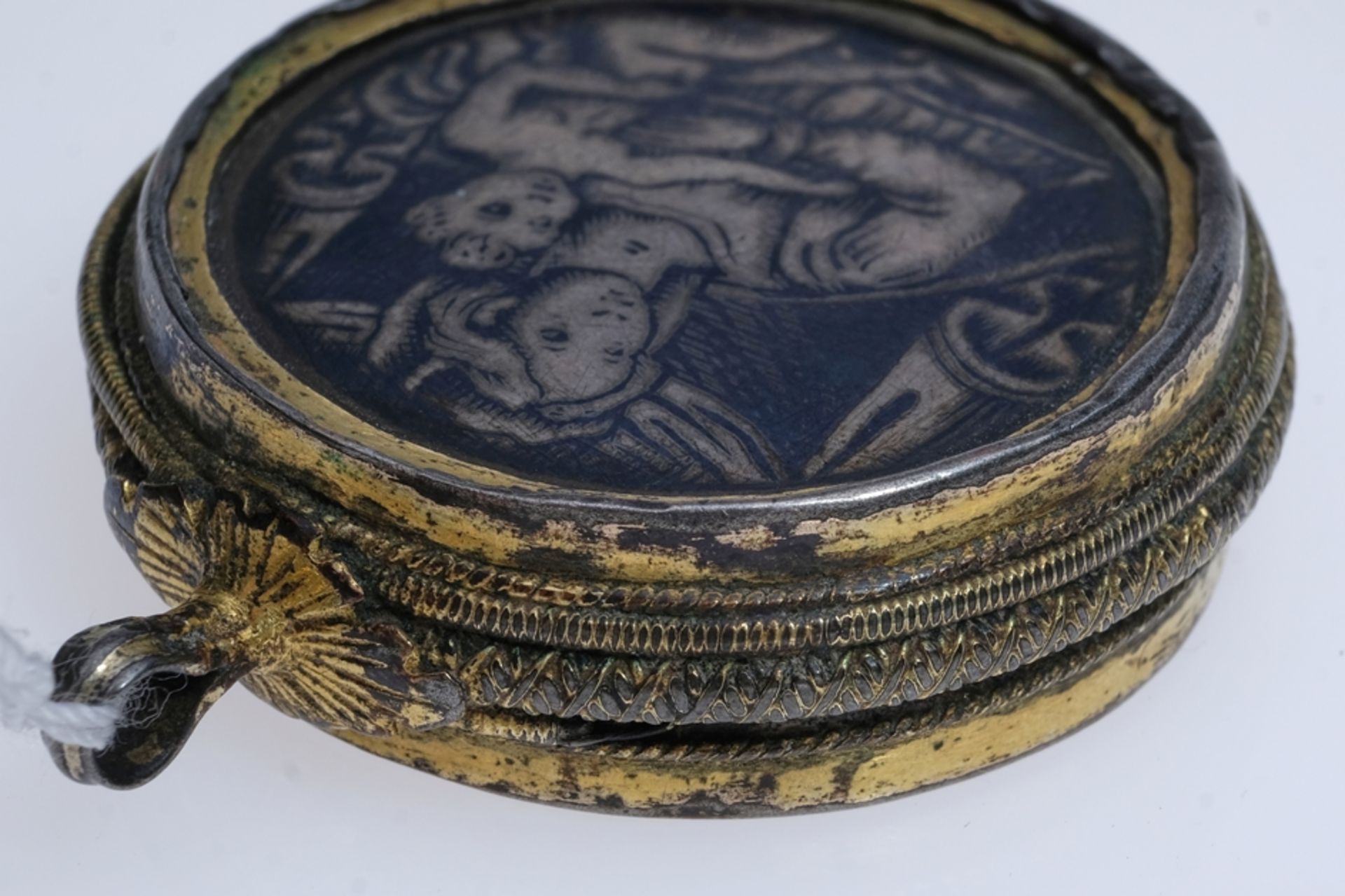 Gothic medallion, around 1500, possibly Upper Italy, wax-like texture, front depicts mother and chi - Image 3 of 3