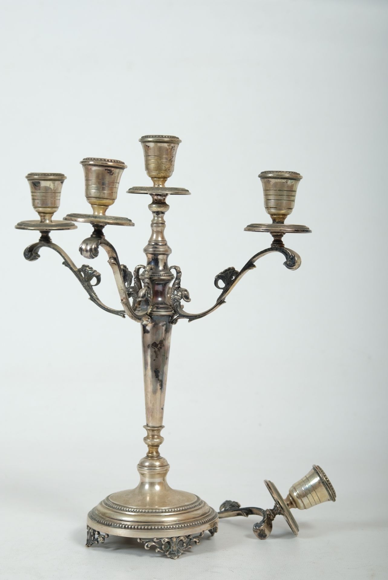 Kerzenhalter für fünf Kerzen, 800er Silber, beschädigt (ein Kerzenhalter lose).