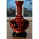 Bauchvase rot/schwarz mit Untersetzer. Wohl China, florale Reliefverzierung. 