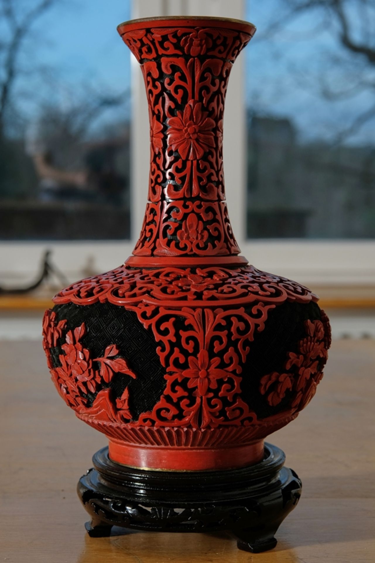 Bauchvase rot/schwarz mit Untersetzer. Wohl China, florale Reliefverzierung. 