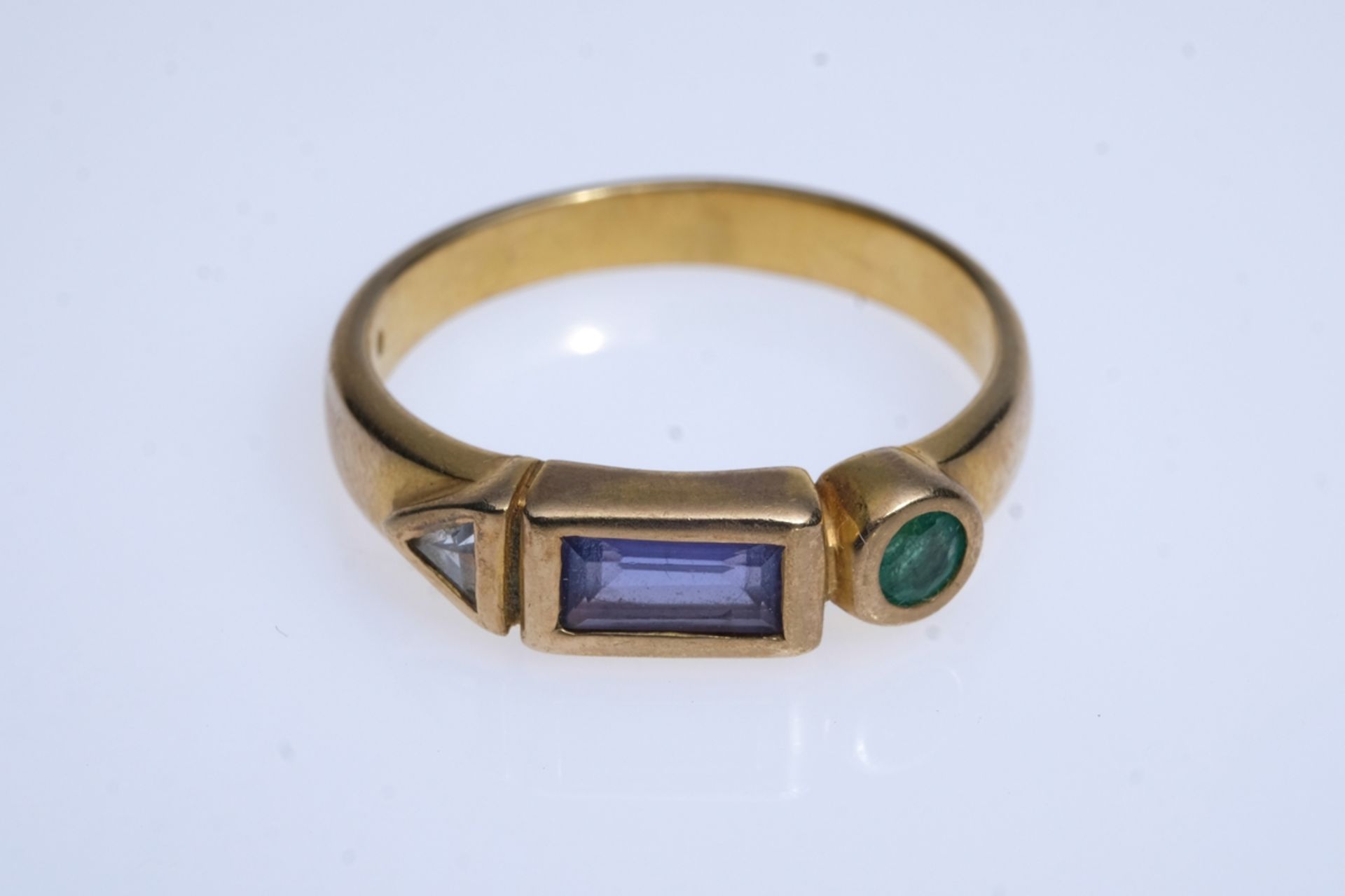 Gold ring, setting three stones in geometric shapes, 333 GG, size 55.