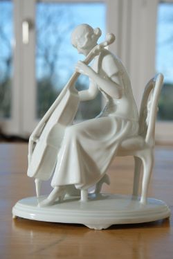 Porzellanfigur Cellospielerin, Augarten Wien, Cellobogen fehlt, 20 cm hoch