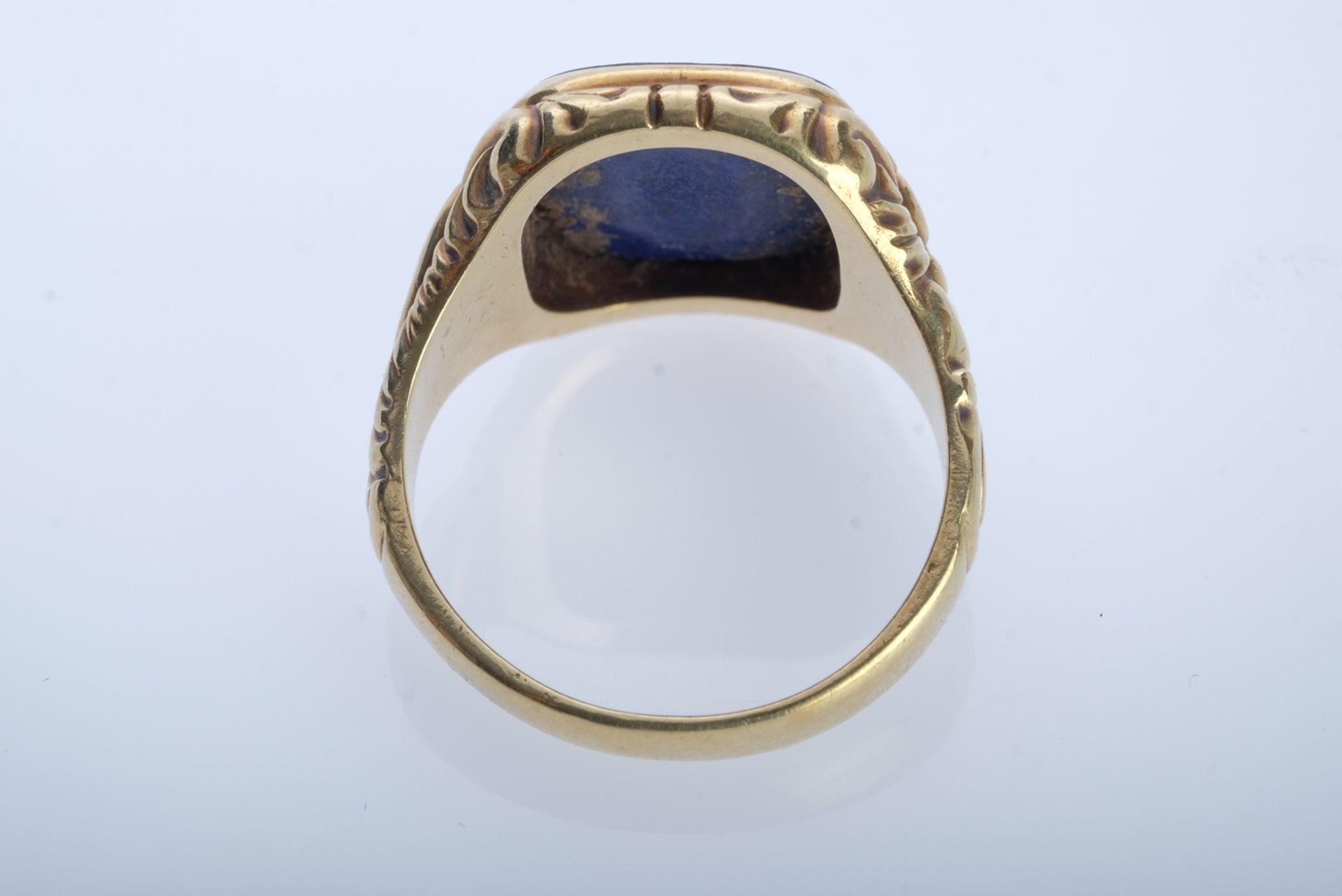 Signet ring with unengraved lapis lazuli plate (1.5x1.5cm), the sides decorated with floral motifs, - Image 2 of 2