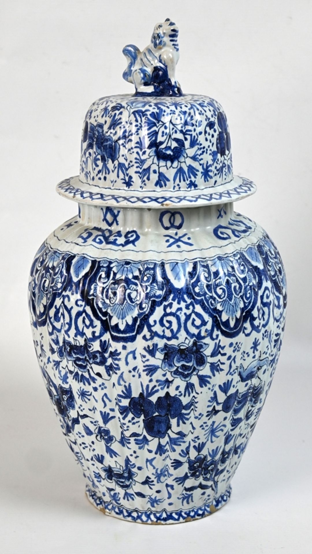 Lidded vase from Delft, around 1710/20. Blue painting with stylised flowers, fruit and birds. - Image 3 of 4