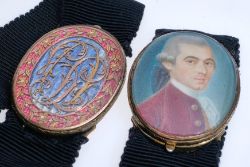 Zwei Armbänder, um 1770, Stoffarmband mit Steckverschluss, jeweils Länge 20 cm, eines mit Initialen