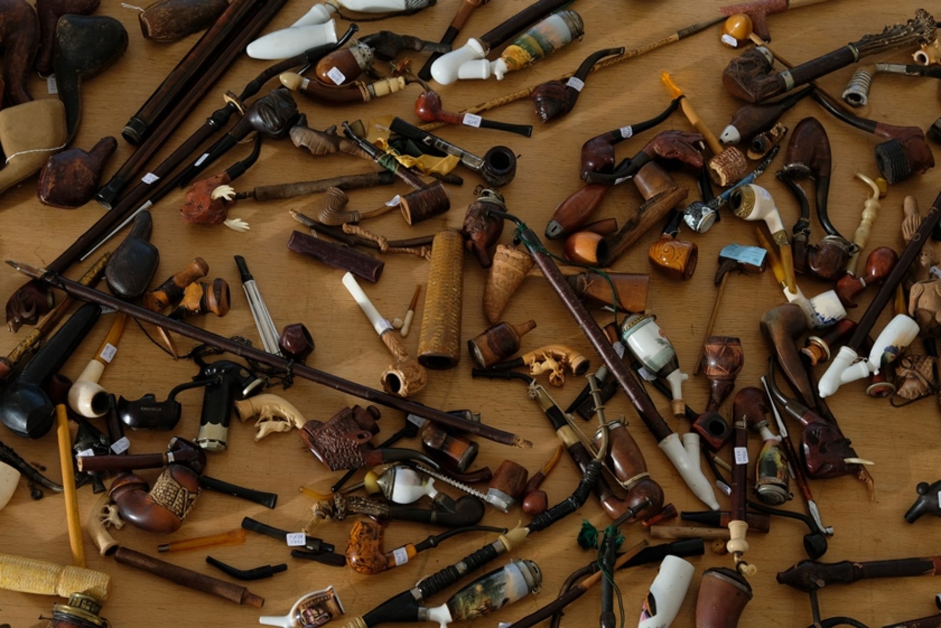 Collector's collection Hunter's pipes, wooden pipes, meerschaum pipes and clay pipes, pipe cases.