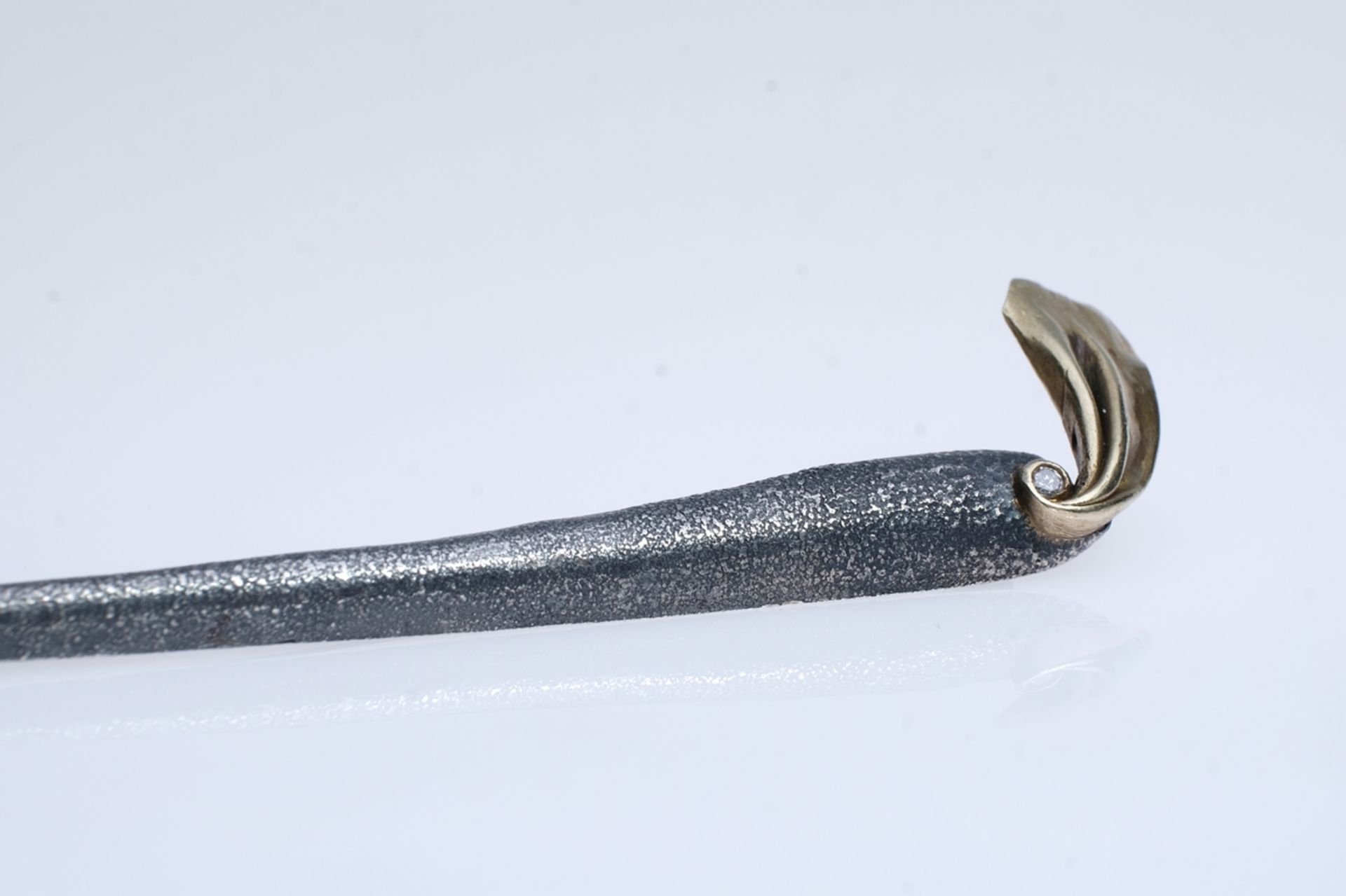 Design brooch, steel bar with golden end, set with a small brilliant-cut diamond, designed by Guido - Image 2 of 3