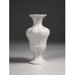 Nymphenburg, kleine Vase in klassischem Weiß.