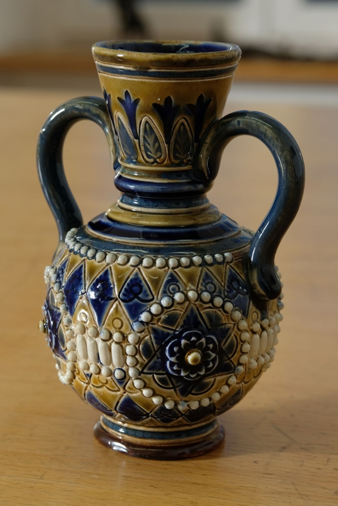 Doulton Lambeth vase, British. Vase with two handles, relief decoration. 1891-1910. height: 13 cm.