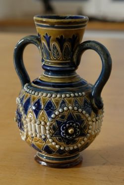 Vase Doulton Lambeth, Britisch. Vase mit zwei Henkeln, Reliefverzierung. 1891-1910. Höhe: 13 cm.