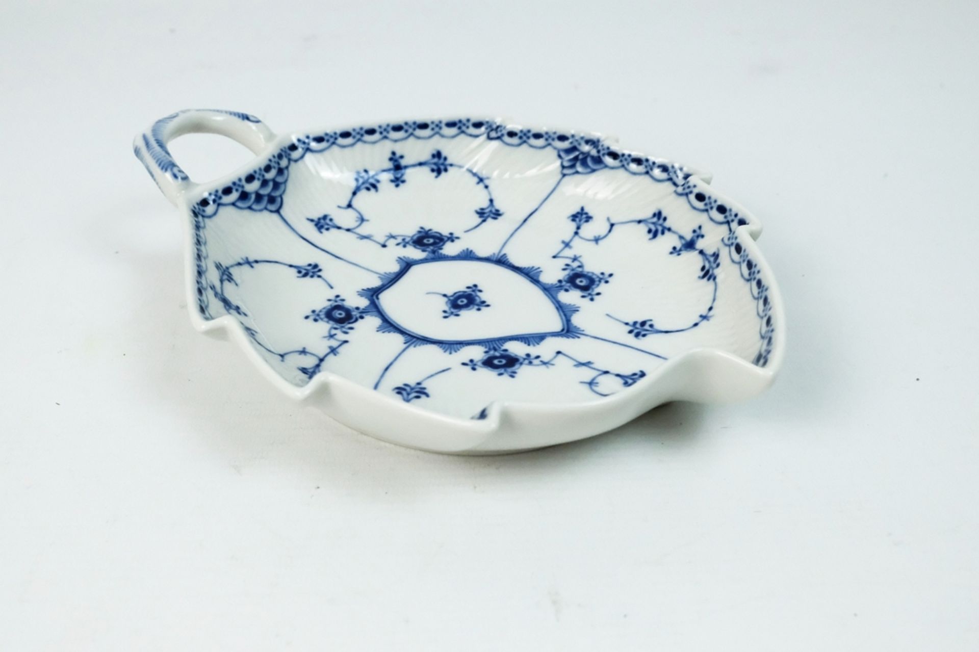 Royal Copenhagen, leaf-shaped serving bowl, circa 1960, muslin, ribbed, blue half-tip.