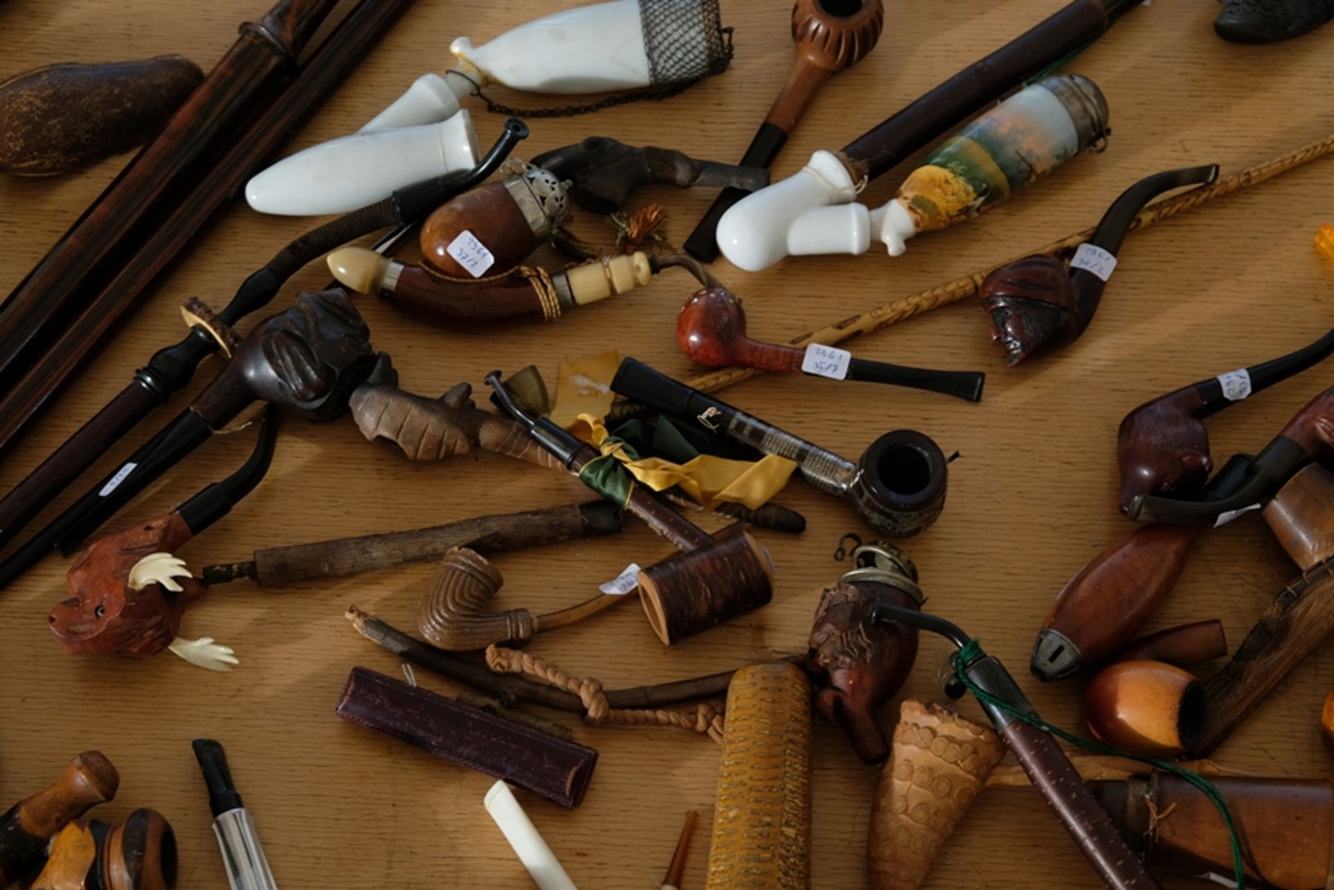 Collector's collection Hunter's pipes, wooden pipes, meerschaum pipes and clay pipes, pipe cases. - Image 6 of 12