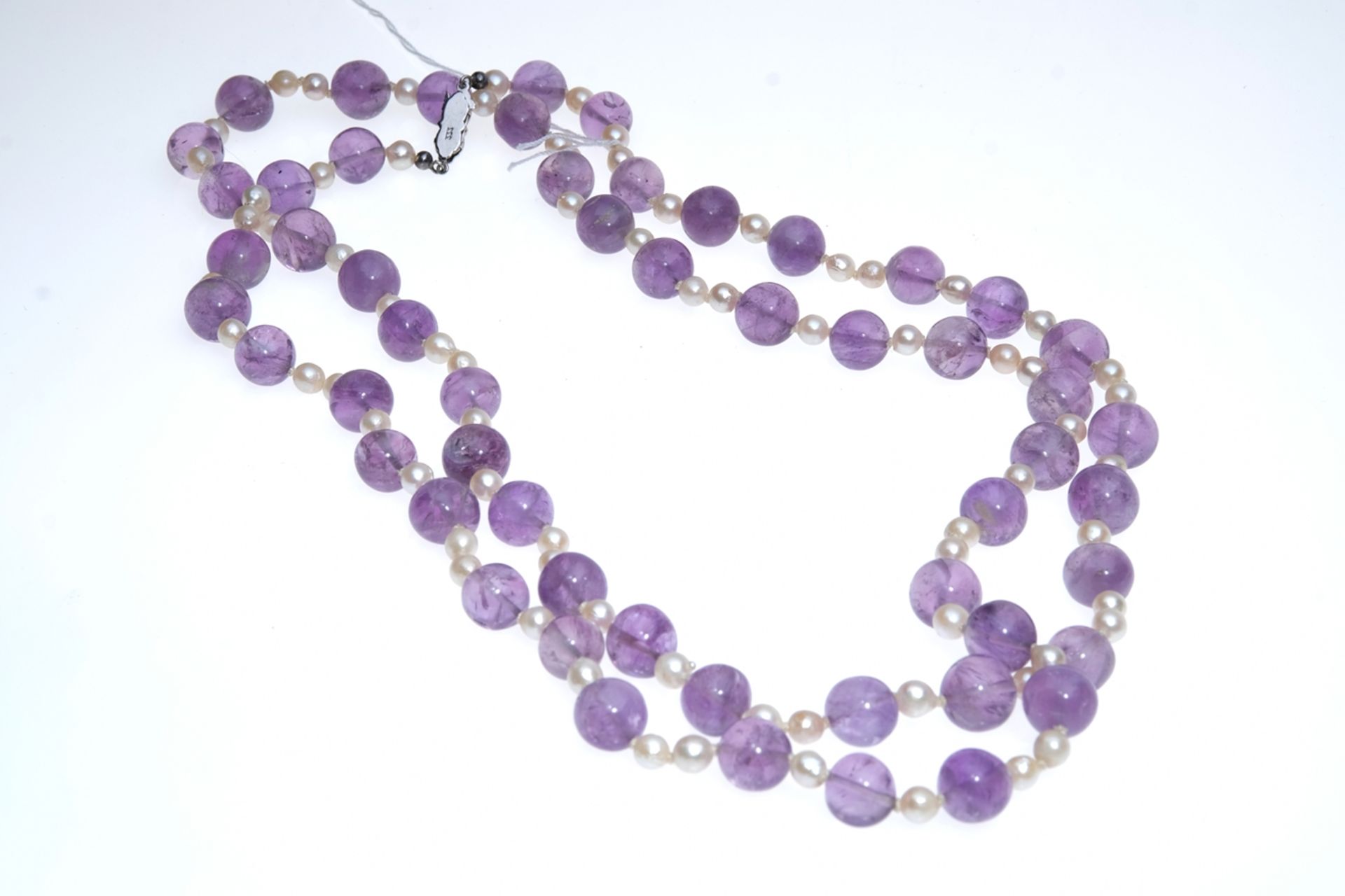 Long amethyst necklace, alternating stones and pearls, 333 white gold clasp, length 106cm