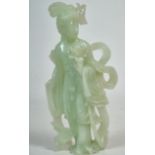 Jadeskulptur, Darstellung einer Rose haltenden Frau, China.