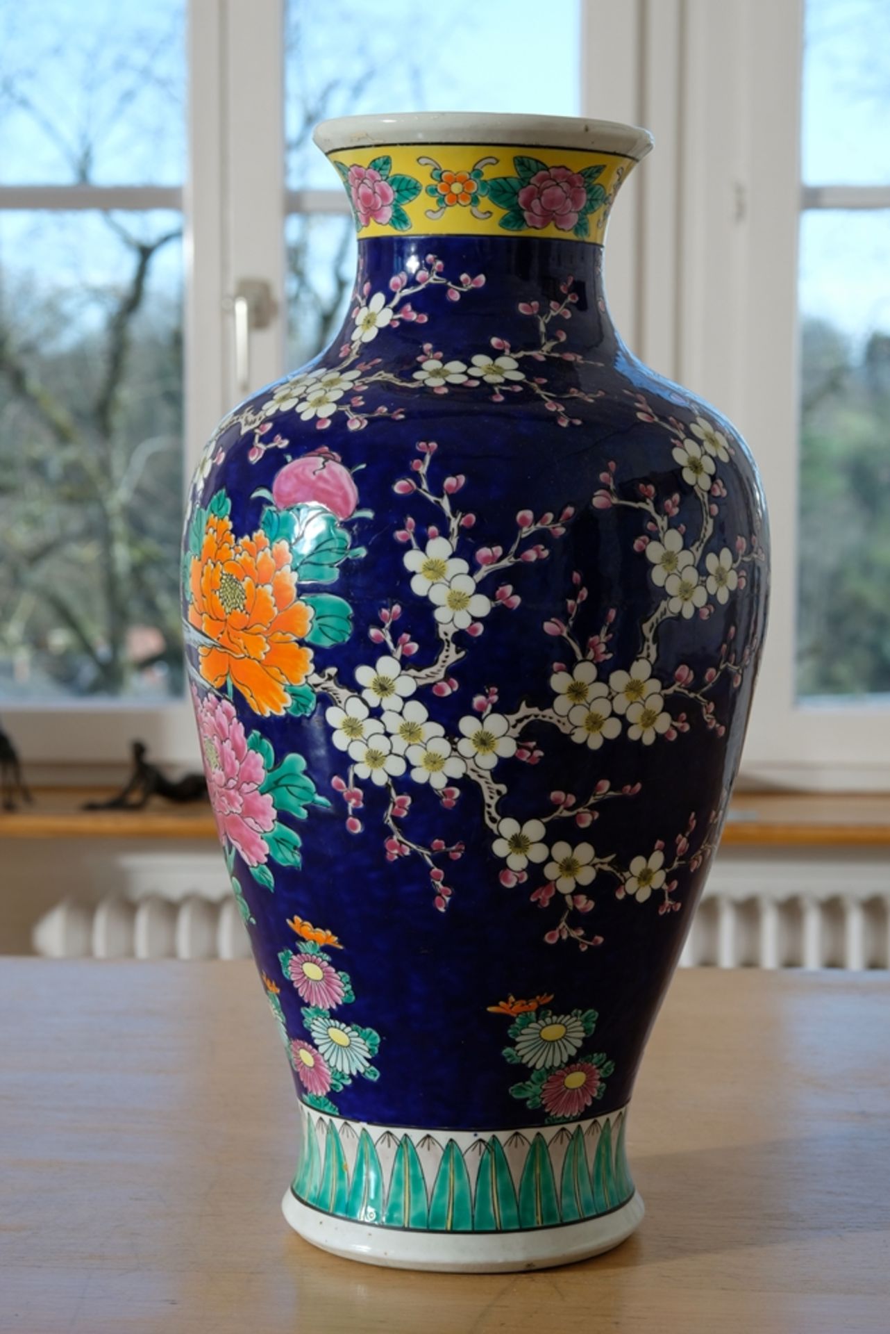 Japanische Vase, mit Kirschblüte und Blumen verziert, Mitte 20. Jahrhundert. - Bild 2 aus 3