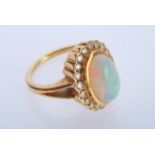 Opal-Ring, besetzt mittig mit Opal, schöne Strahlkraft, flankiert von 20 Brillanten, geriffelte Fas