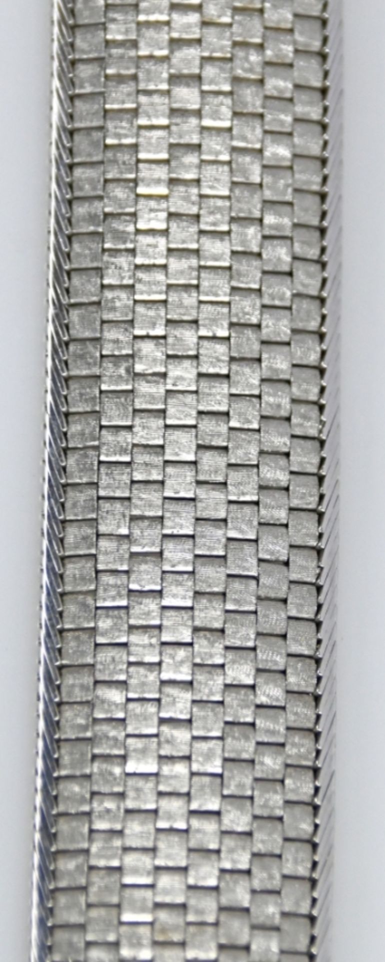 Breites Armband aus satinierten, achtreihigen Gliedern, mit poliertem Rand, breite Form, rückseitig - Bild 3 aus 3