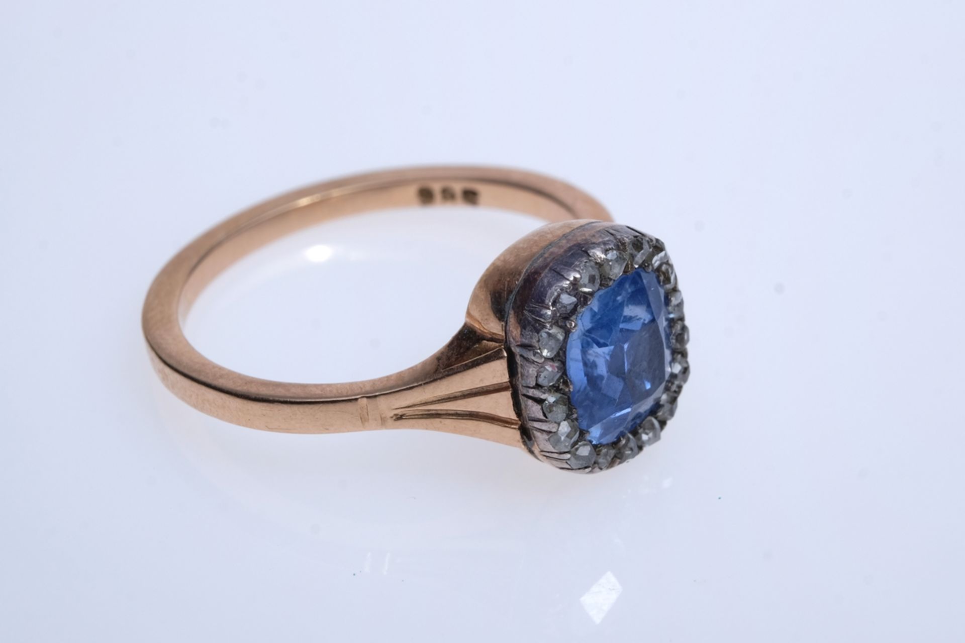 Rose gold ring with blue gemstone, flanked by 17 brilliant-cut diamonds, 17 of 18 brilliant-cut dia - Image 2 of 5