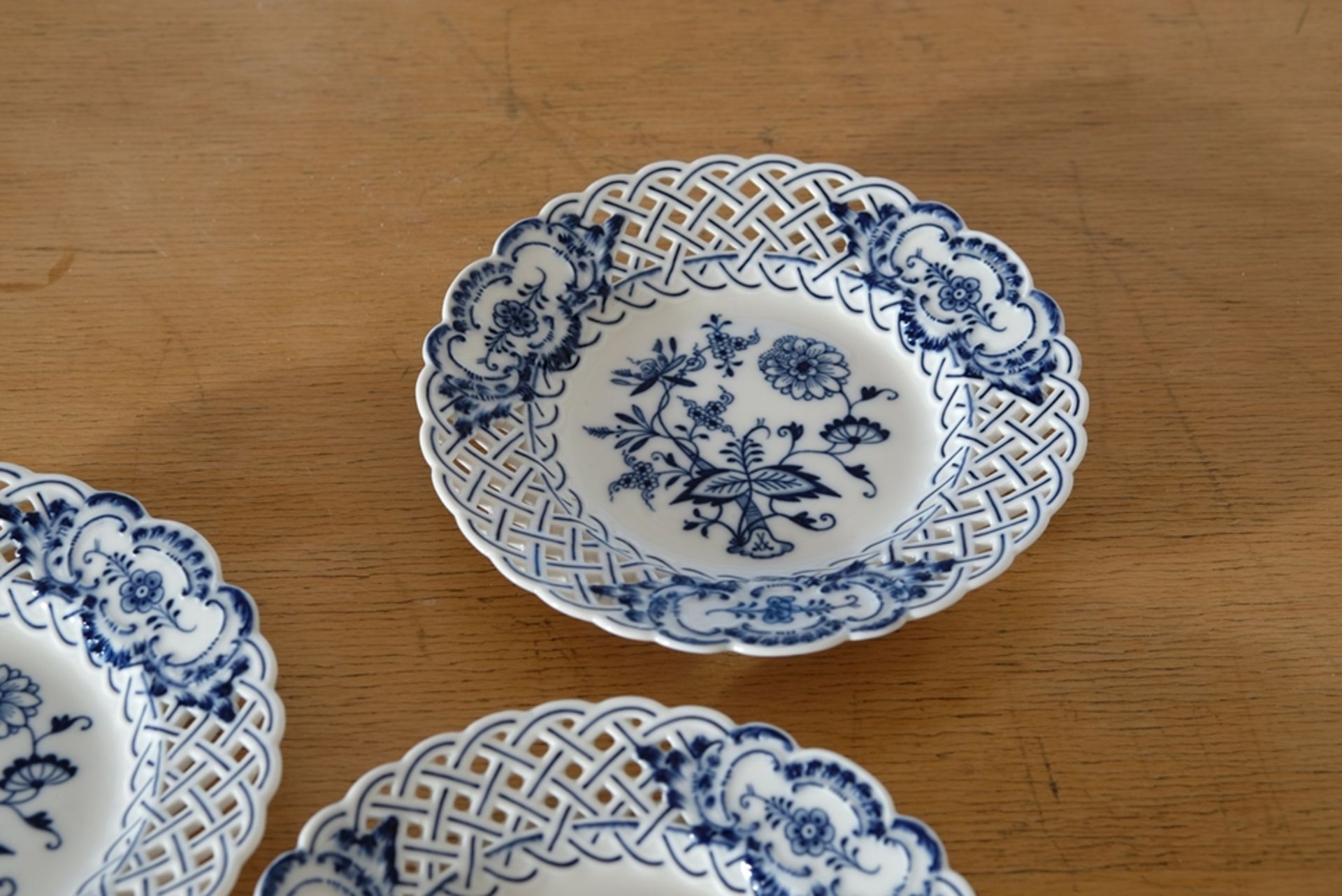 Three Meissen openwork plates, onion pattern in blue, pierced wavy rim, Meissen sword mark, mould n - Image 3 of 5