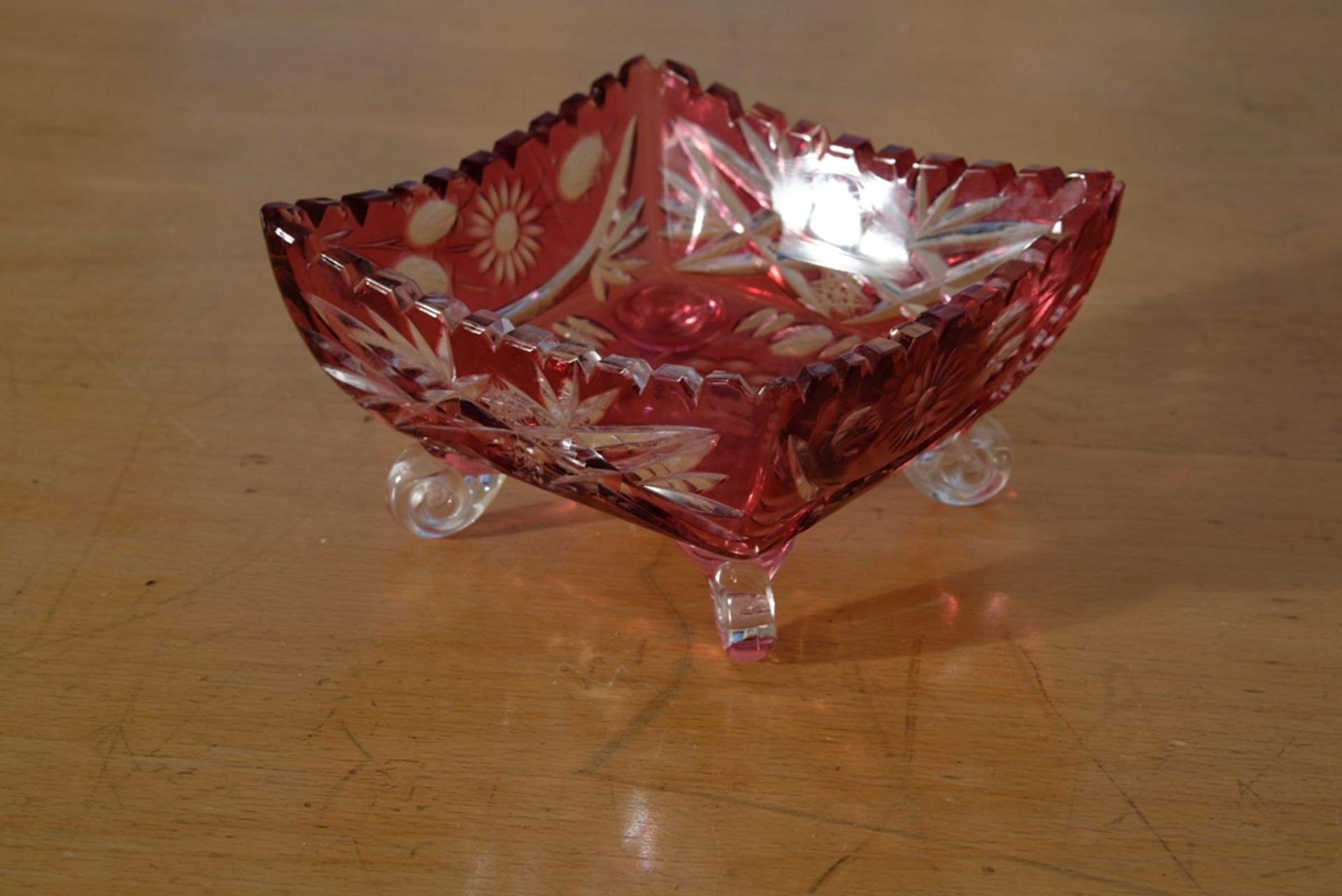 Glasschale, wohl Murano, rotes Glas, mit floralen Ornamenten graviert, 16 x 16 x 9 cm. - Bild 2 aus 2