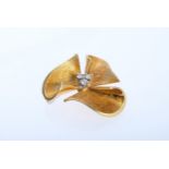 Flower-shaped brooch, set in the centre with three brilliant-cut diamonds, each around 0.02ct, 750 