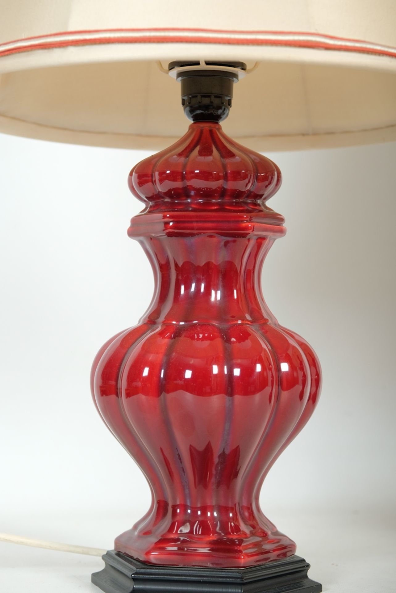 Two ceramic lamps, height 68.5cm, beautiful ceramic lamps in a bordeaux colour, the lampshade is de - Image 2 of 2