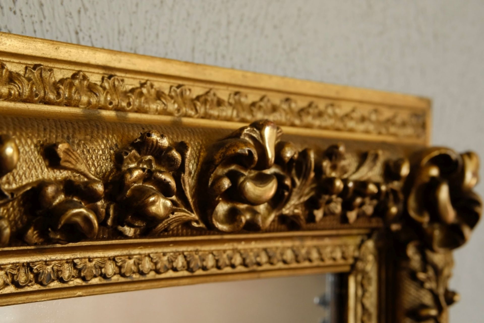 Spiegel, reich verzierter Goldrahmen, Gips-Ornamente, echt ölvergoldet, Schweiz um 1900, 75x49cm. - Bild 2 aus 5
