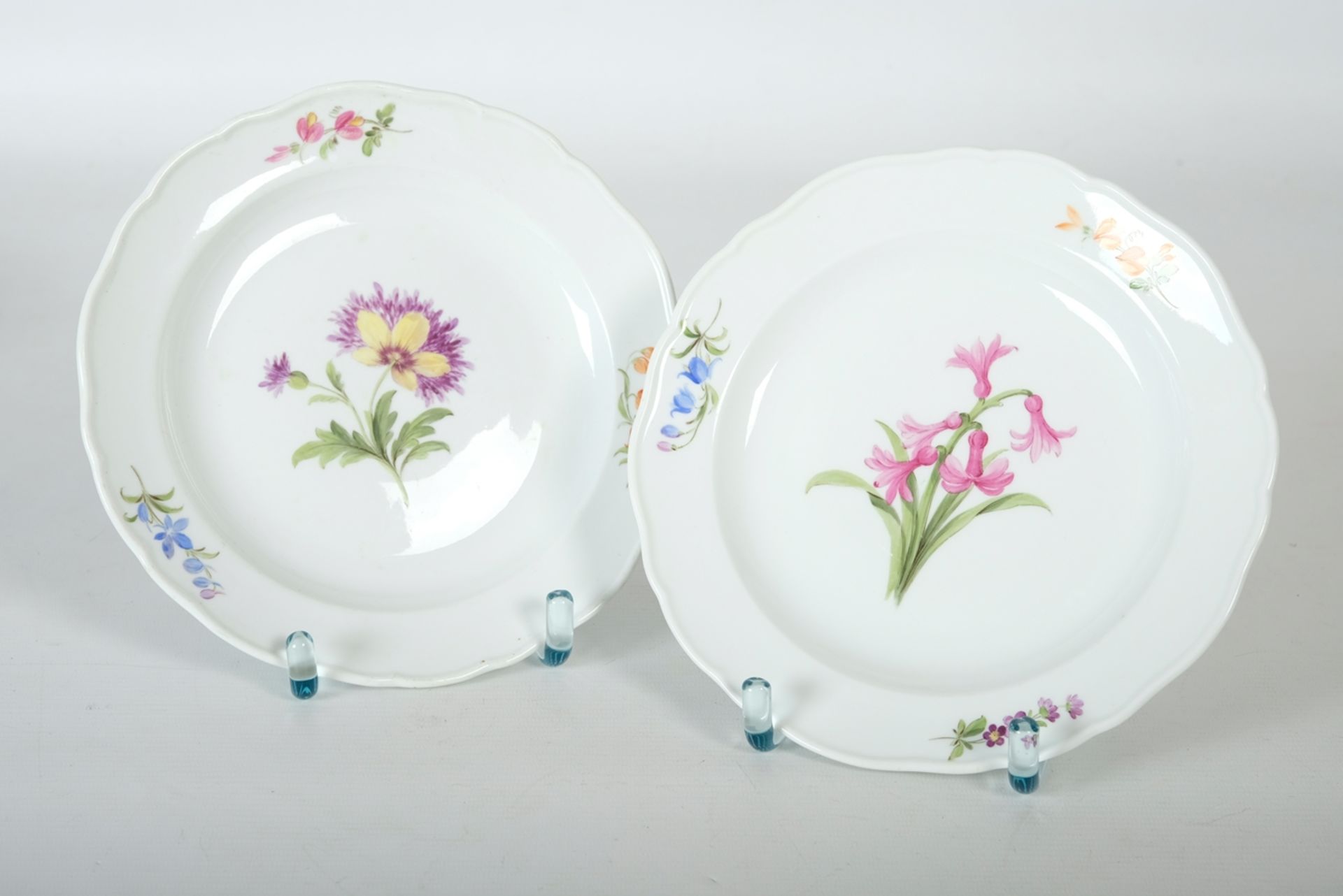 Two Meissen plates, hand-painted, flower motif, diameter 21cm; no chips