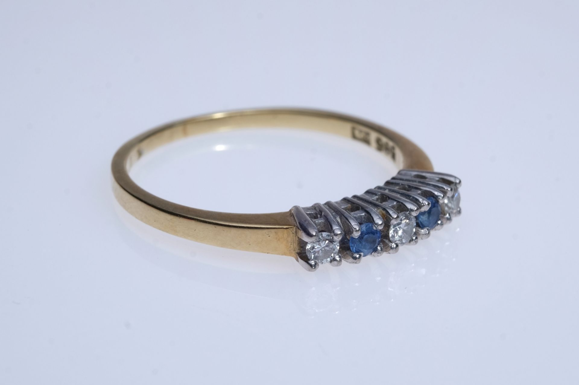 Ring set with three brilliant-cut diamonds and two sapphires, set in prongs, yellow gold 585, hallm - Image 2 of 3