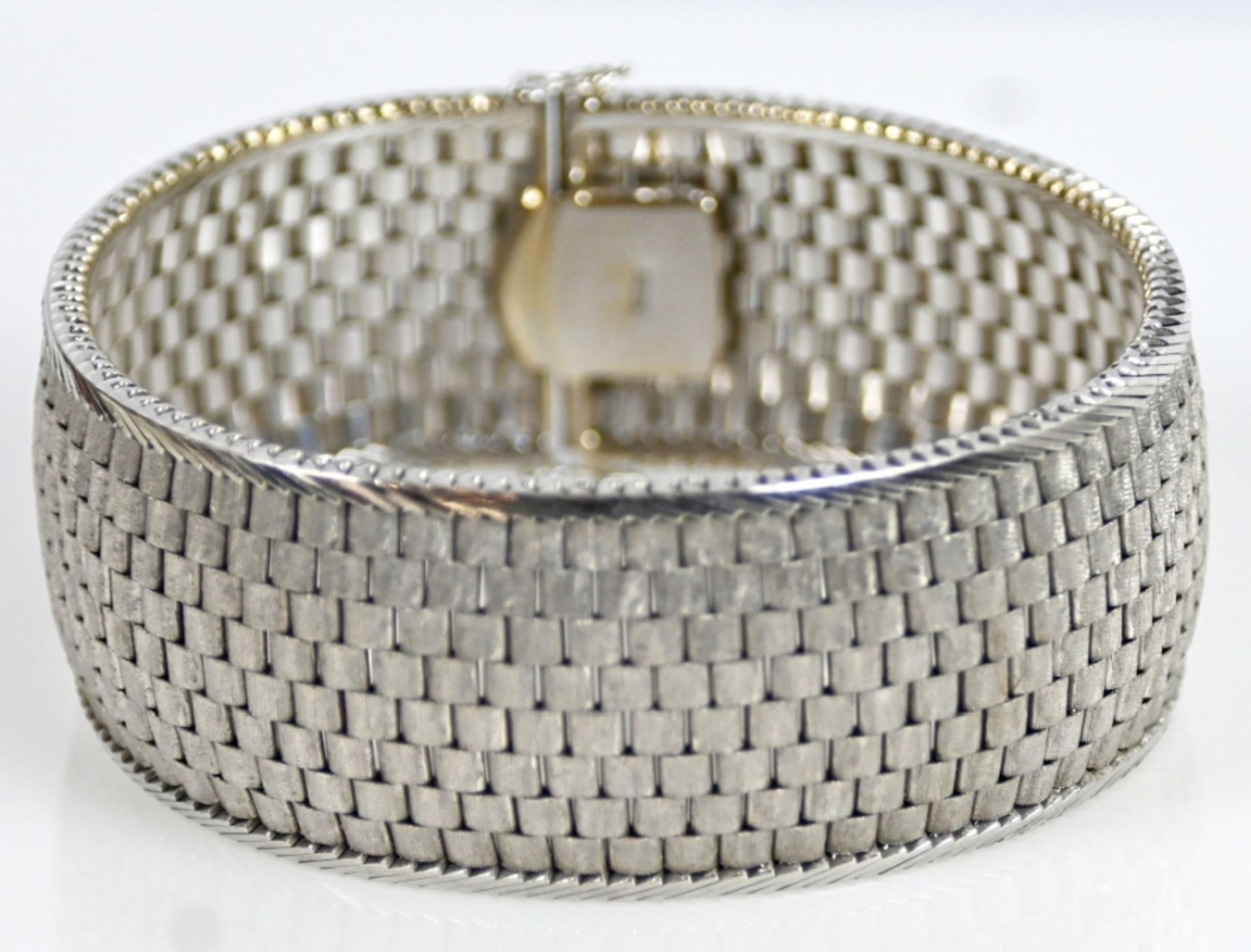 Wide bracelet made of satin-finished, eight-row links, with polished edge, wide shape, shiny on the