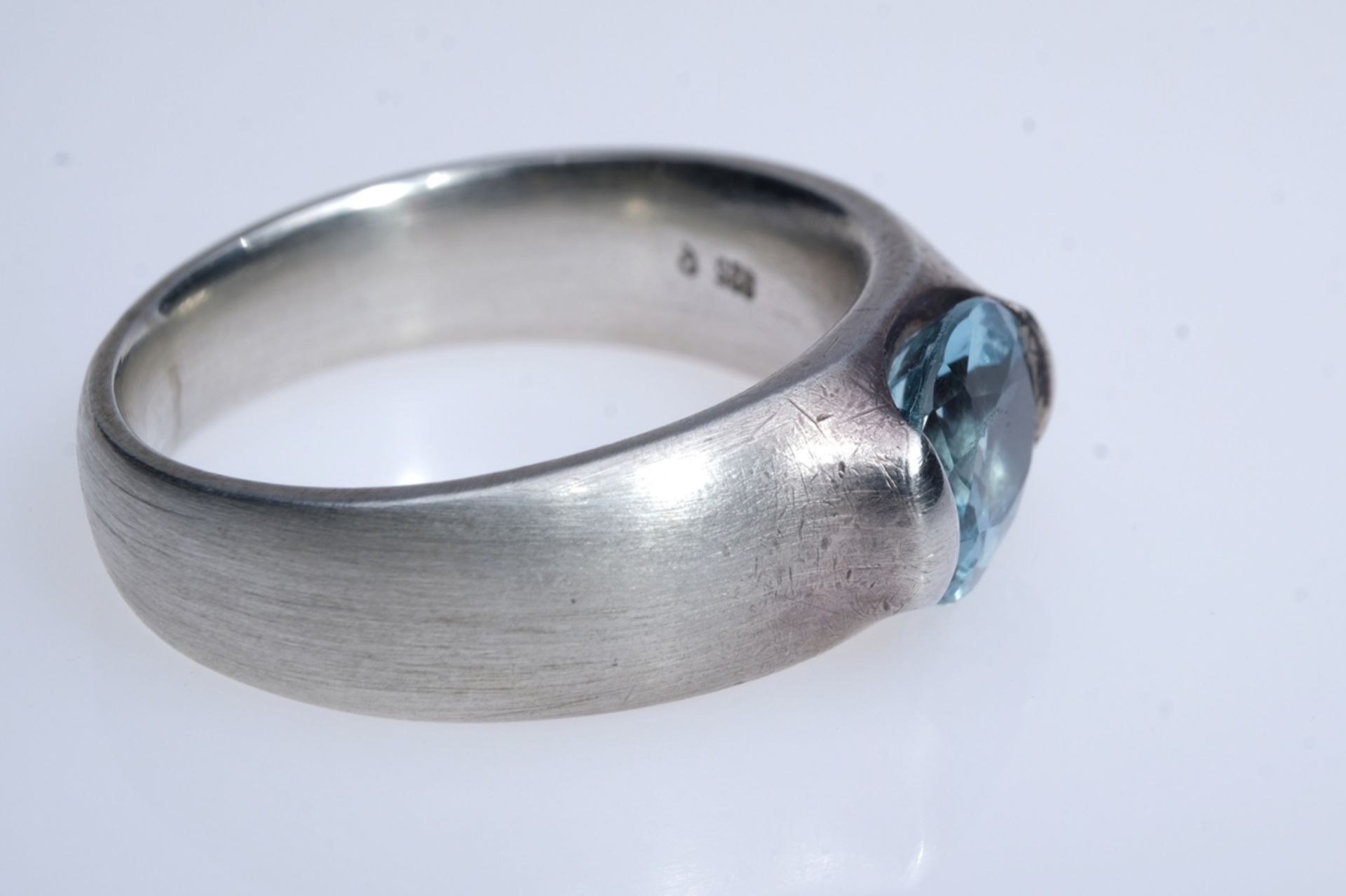 Ring besetzt mit großem Aquamarin (8x10mm), oval geschliffen, schöne Brillanz, Fassung Silber 925,  - Bild 2 aus 3