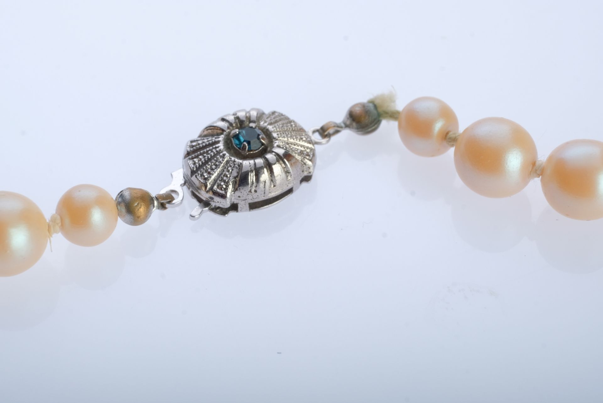 Lange Perlenkette, cremefarbene Perlen, Verschluss Silber 835 und besetzt mit blauem Stein sowie Br - Bild 2 aus 2