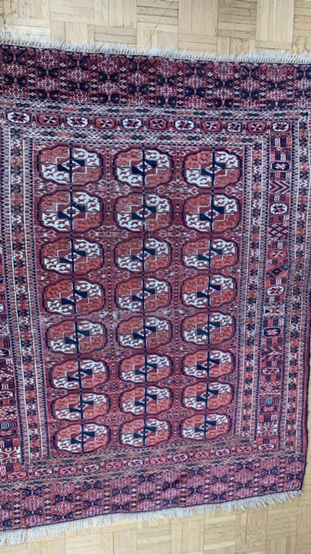 Turkmenischer Tekke, antik um 1900/20. Feine Knüpfung, tuchweicher Griff. Etwas unebener Flor. Einz - Bild 4 aus 7