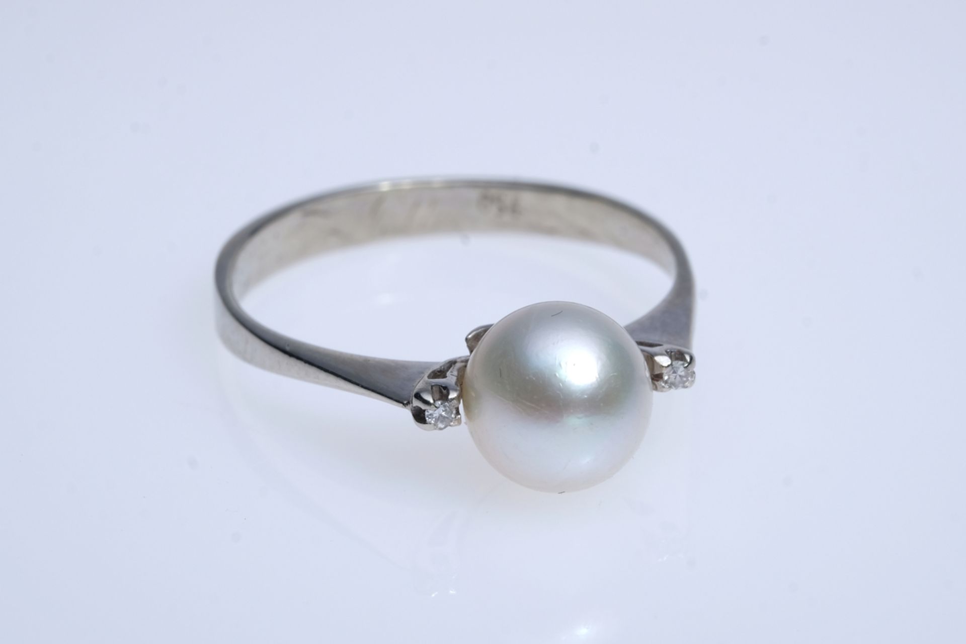 Ring with a cultured pearl set in the centre (diameter 7 mm), flanked by two small diamonds, 750 wh