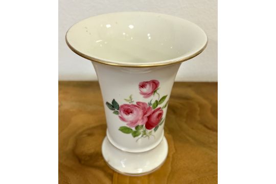 Kleine Vase Meissen "Rote Rose" mit Goldrand. - Bild 2 aus 3