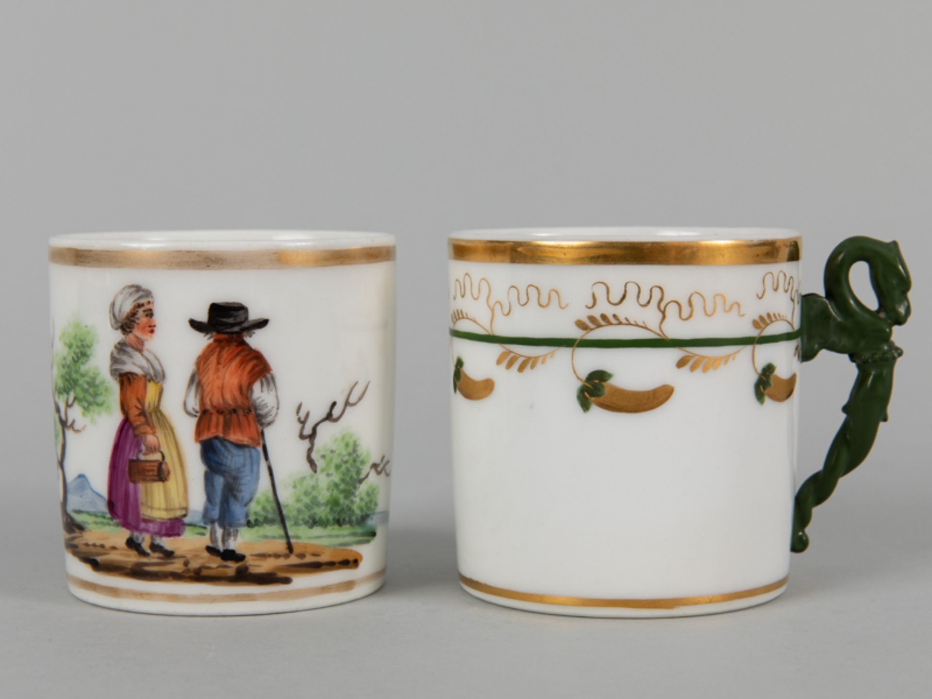 Paar verschiedene handbemalte Tassen, 19. Jahrhundert Weißporzellan mit polychromer Malerei und - Image 3 of 3