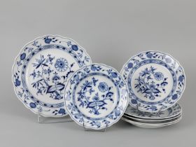 Konvolut aus diversen Tellern "Zwiebelmuster", Meissen, u.a. Knaufzeit, 19./20. Jh. Weißporzellan