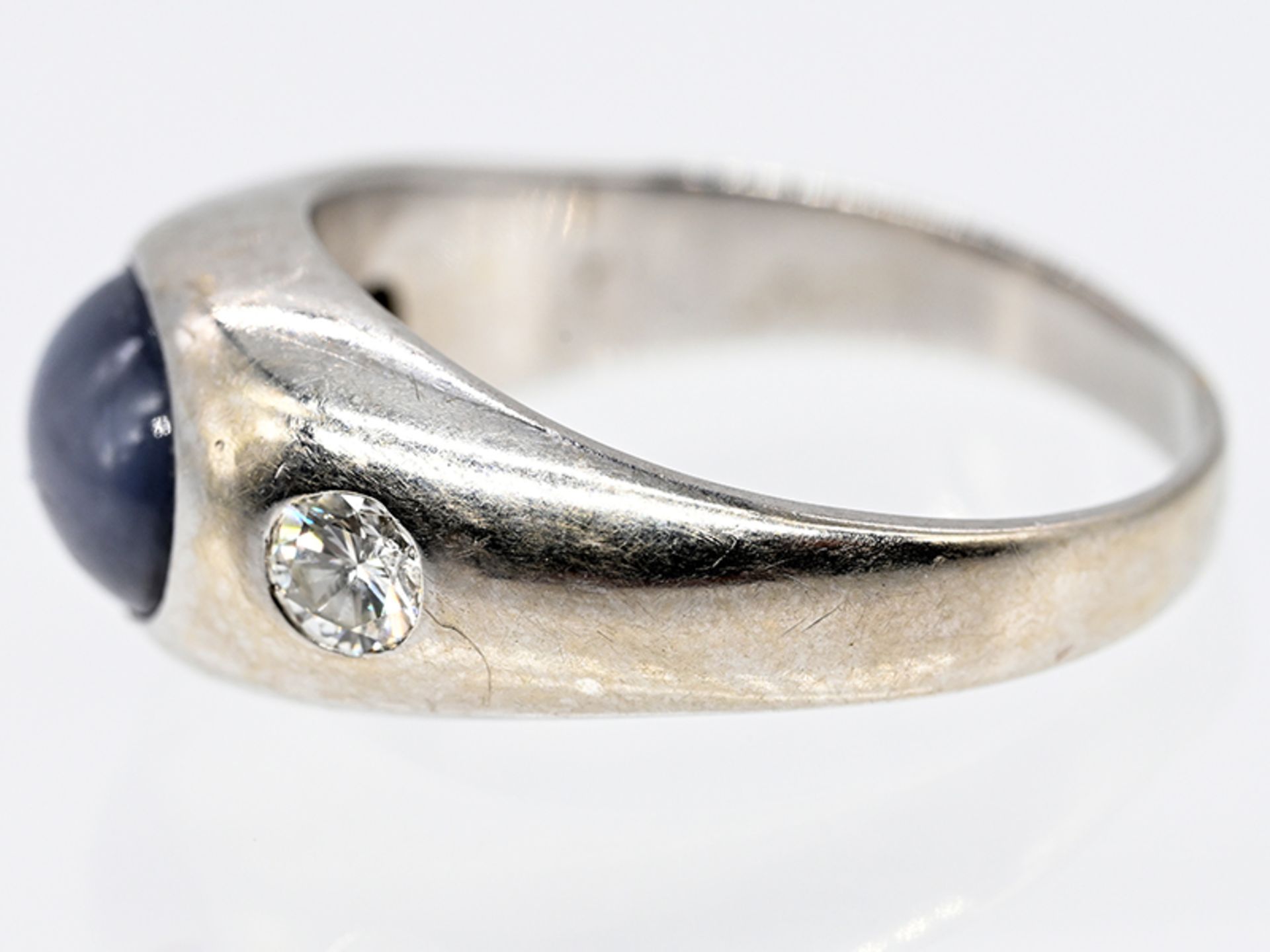 Bandring mit Sternsaphir ca. 2,2 ct und 2 Brillanten, zusammen ca. 0,40 ct, Goldschmiedearbeit 80- - Image 2 of 3