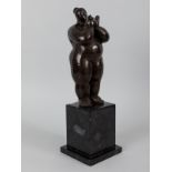 Unbekannter Skulpteur, 20. Jahrhundert Bronze auf Marmorsockel, dunkel patiniert; stehender