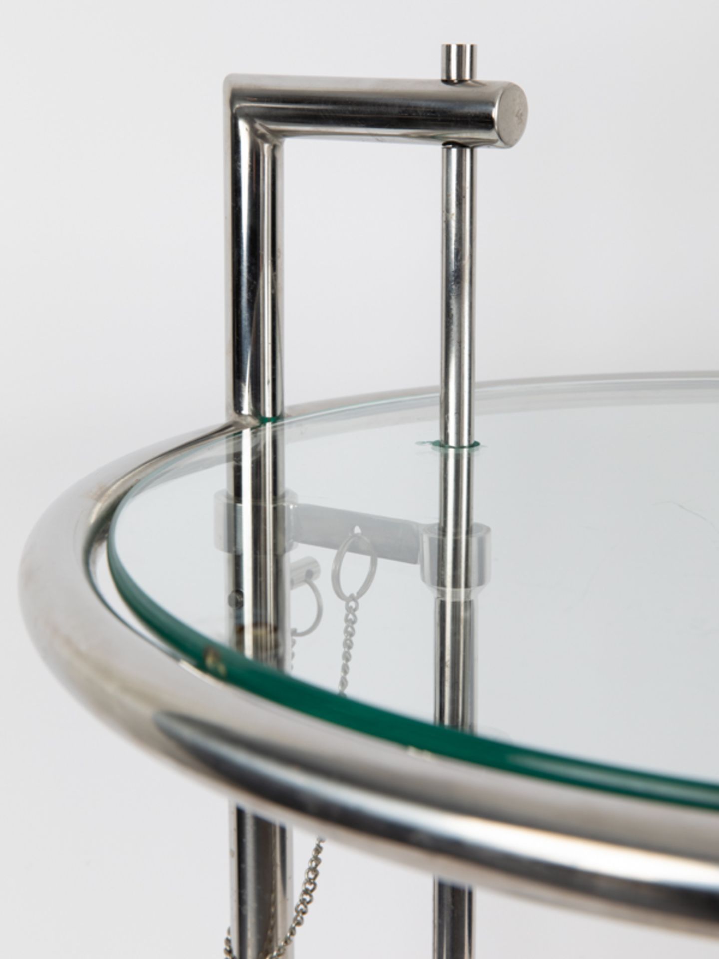 Beistelltisch "Adjustable Table" nach Eileen Gray, Neuzeitlich Glas und verchromter Stahl; - Bild 2 aus 5