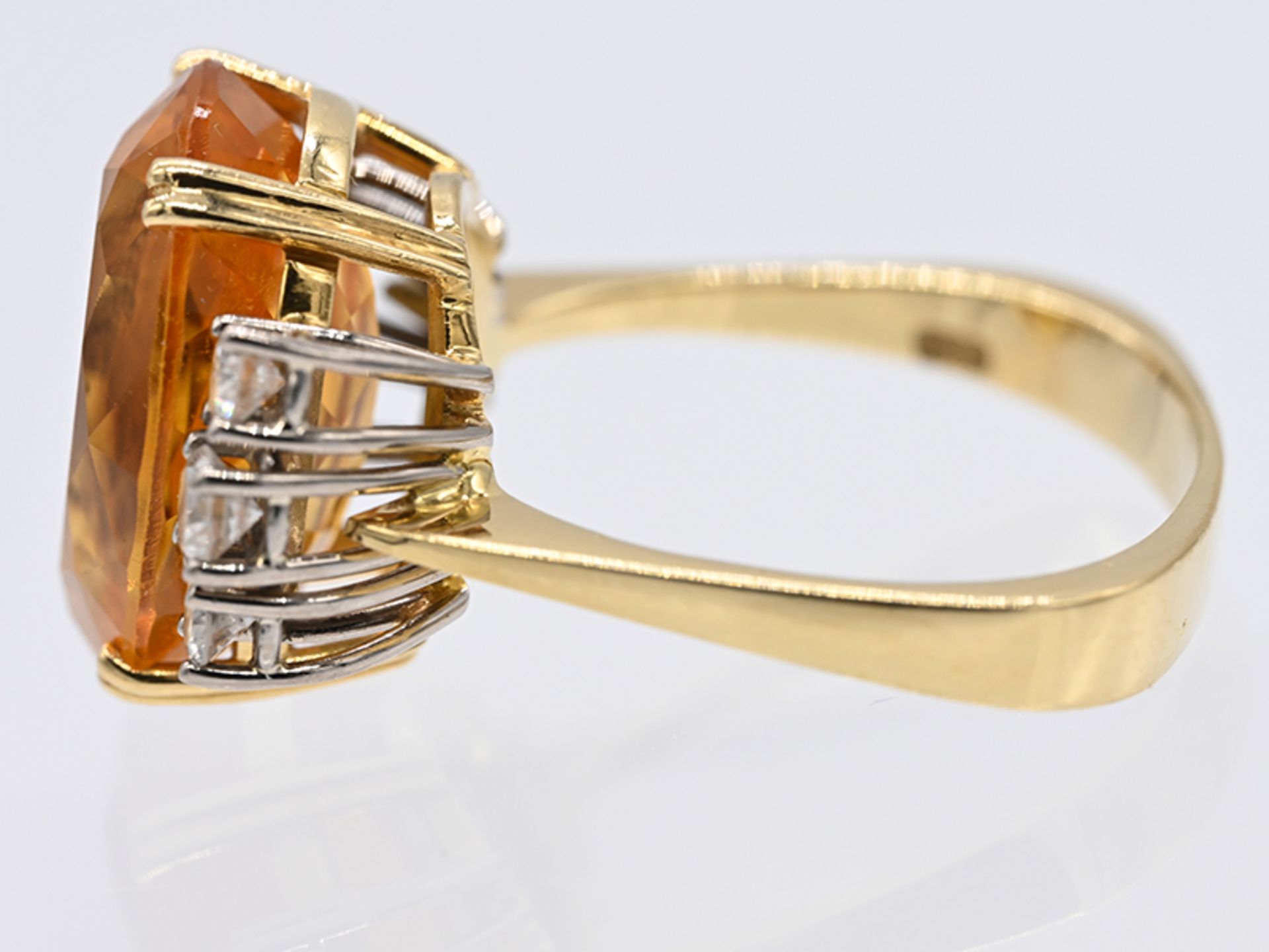 Ring mit Citrin ca. 7 ct und 6 Brillanten, zusammen ca. 0,55 ct, Goldschmiedearbeit, 80- er Jahre - Image 2 of 4