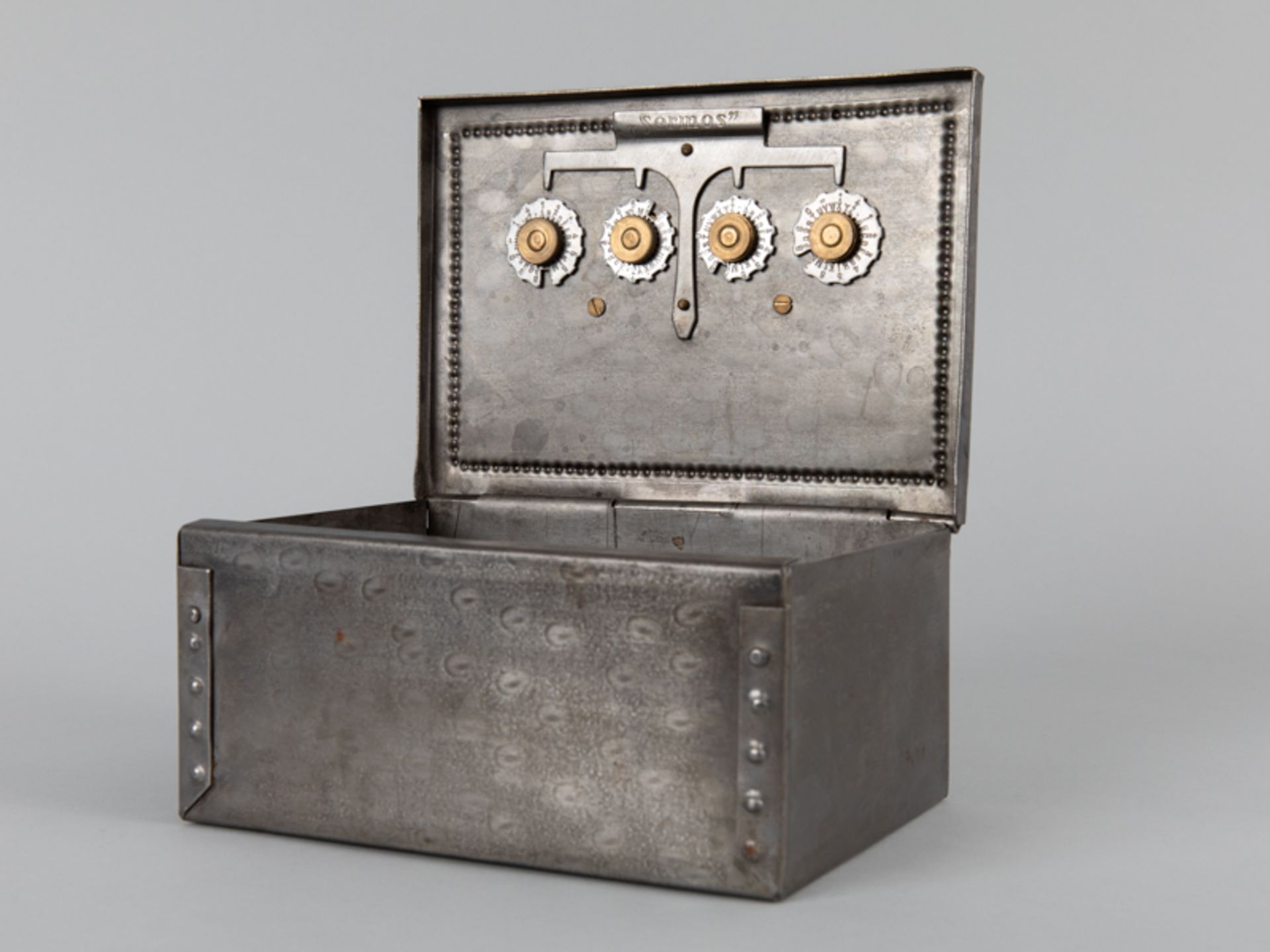 Miniatur-Safe, um 1920 Quadratische Truhe aus silberner Metalllegierung mit Erhebungen aus - Image 2 of 4
