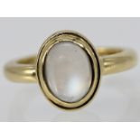 Ring mit Mondstein-Cabochon, Goldschmiedearbeit, 21. Jh. 585/- Gelbgold. Gesamtgewicht ca. 6,8 g.