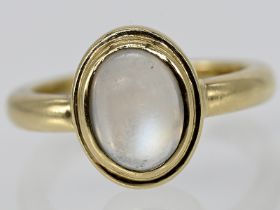 Ring mit Mondstein-Cabochon, Goldschmiedearbeit, 21. Jh. 585/- Gelbgold. Gesamtgewicht ca. 6,8 g.